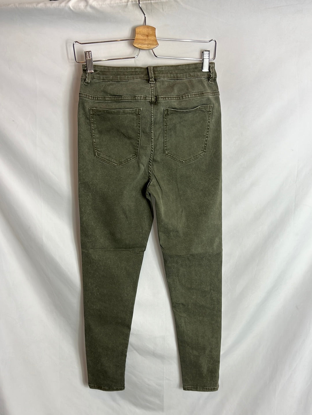 ZARA. Denim pitillo verde efecto desgastado. T 40