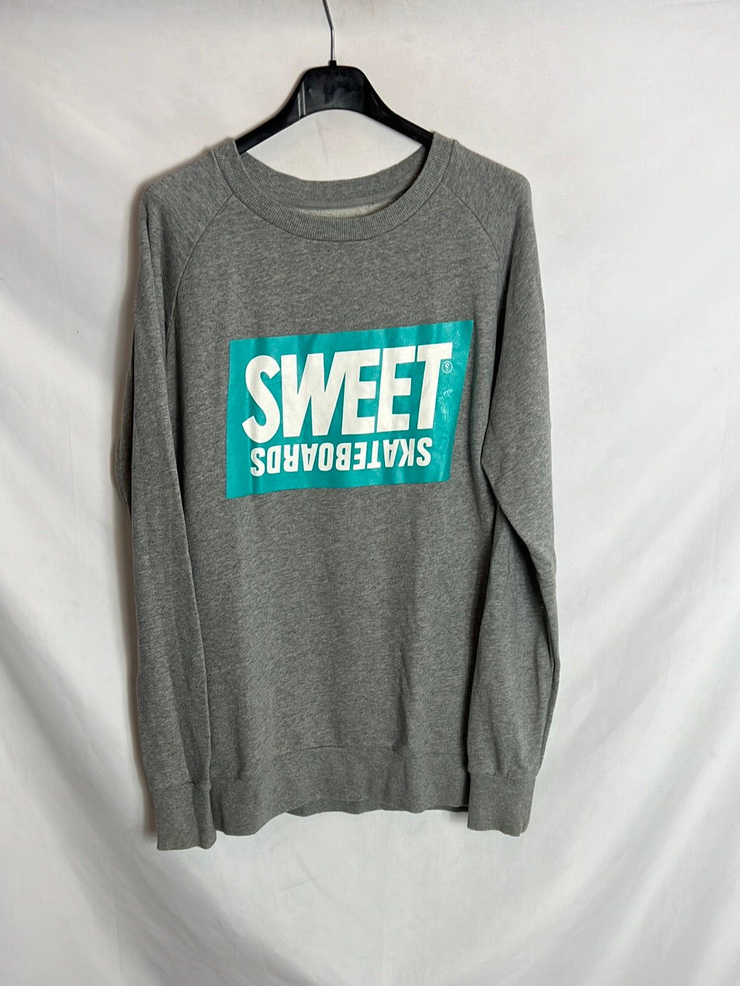 SWEET SKTBS. Sudadera gris letras. T M