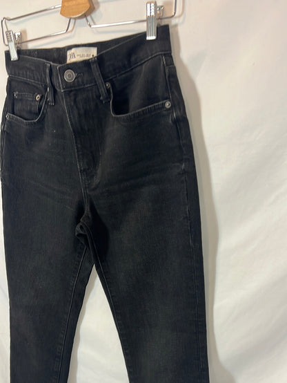 ZARA. Pantalón denim plumas T.36