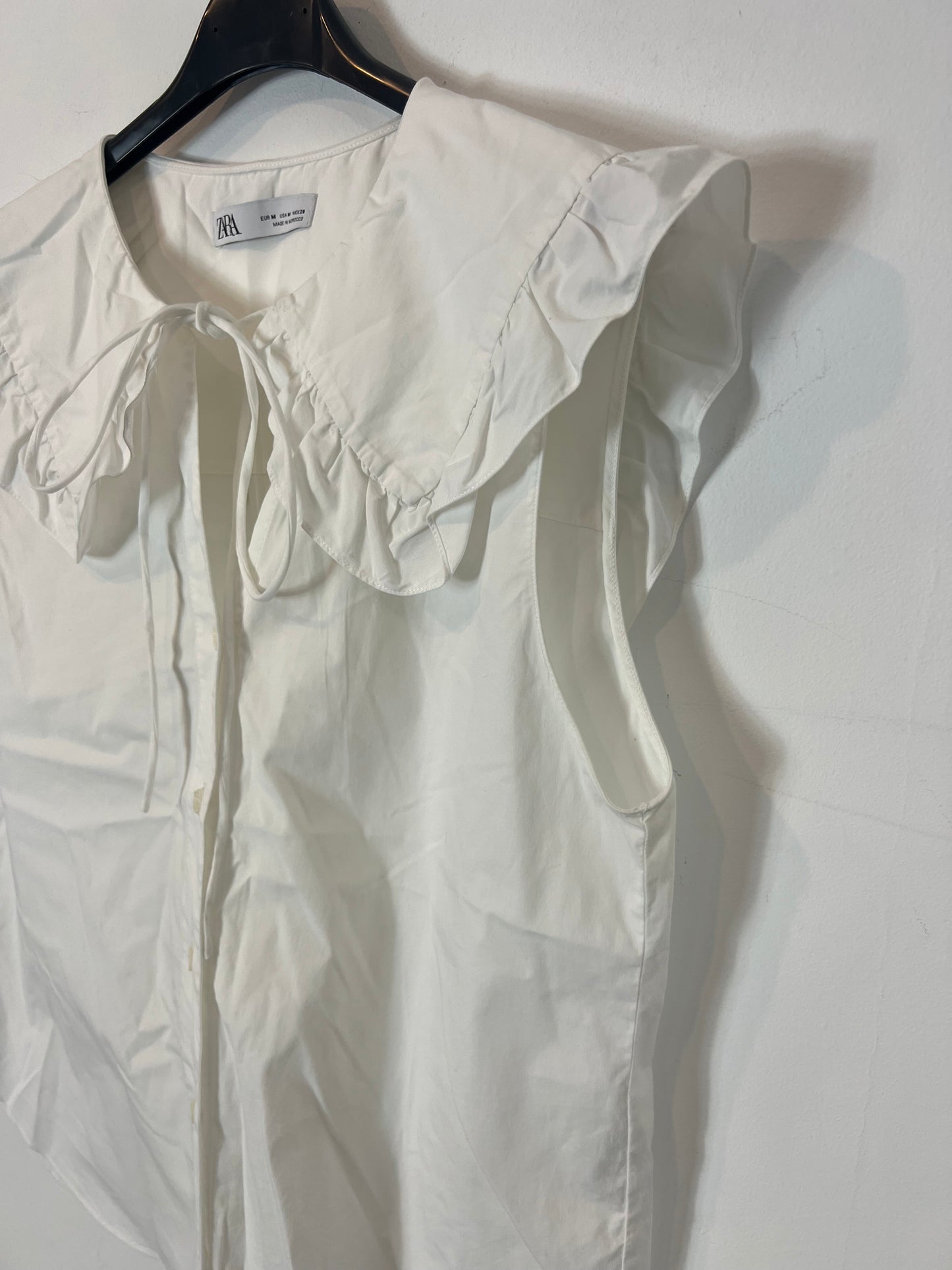 ZARA. Blusa blanca sin mangas volante. T M