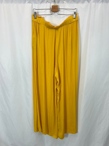 ZARA. pantalón fluido amarillo. T XL