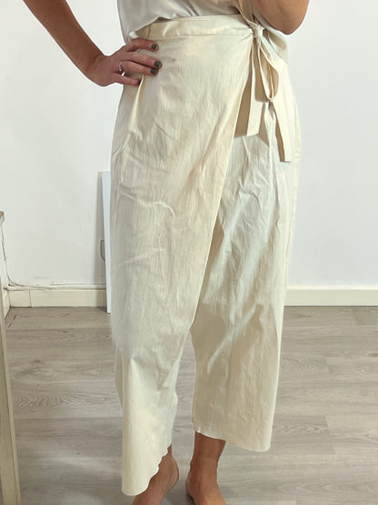 ZARA. Pantalón beige textura efecto falda. T XS