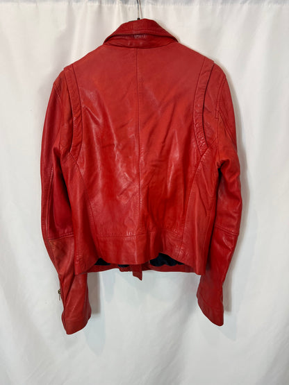 STRADIVARIUS. Chaqueta piel roja T.m