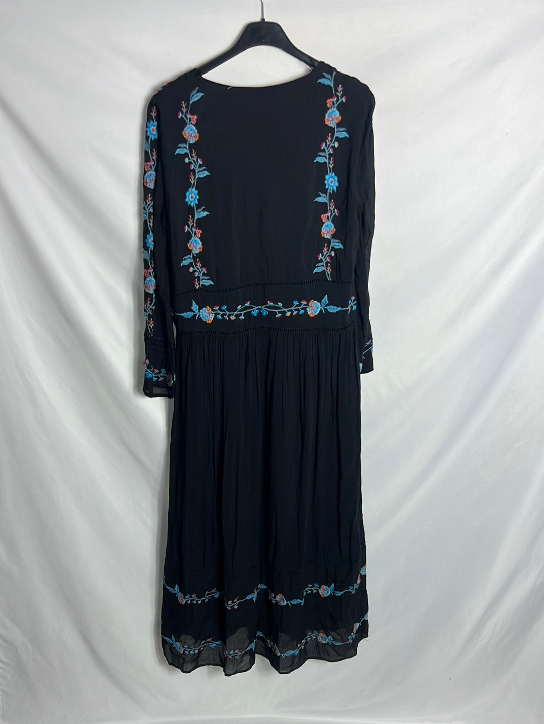 ZARA. Vestido midi negro bordados. TM