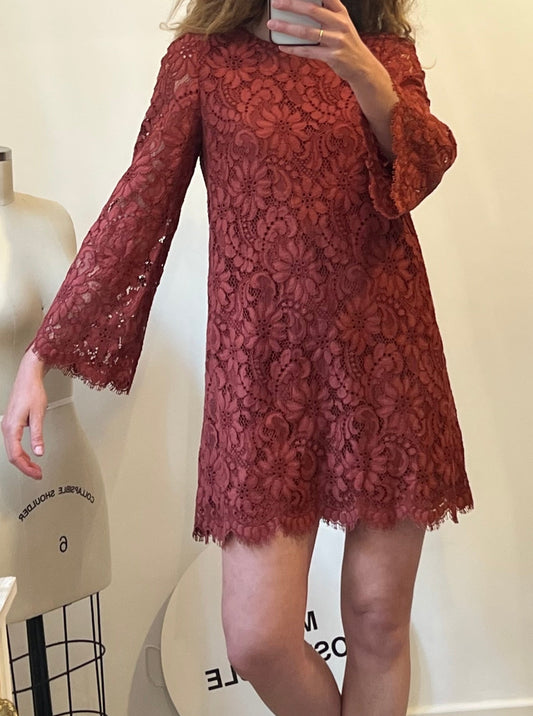 DOLCE&GABANNA. Vestido burdeos troquelado. T 44 (M)