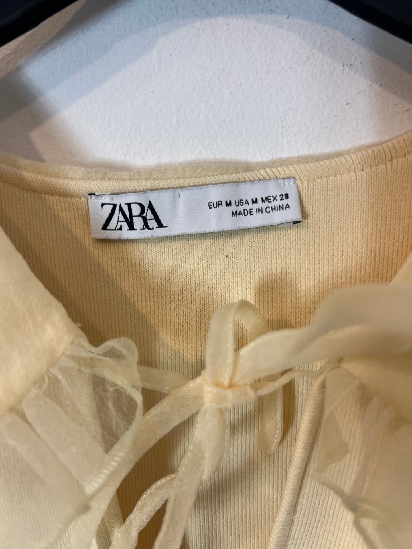 ZARA. Top doble textura amarillo pastel. T  M