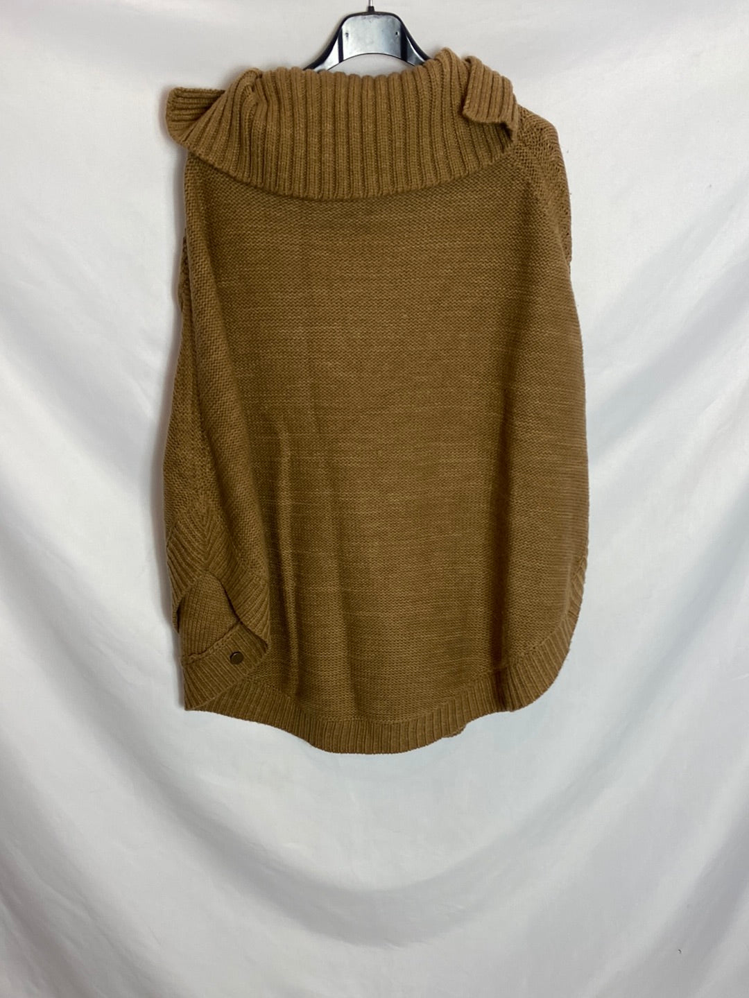 EASY WEAR. Poncho camel cuello vuelto. T.42