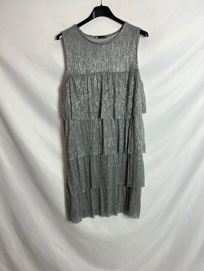 ZARA. Vestido corto plateado volantes. T L