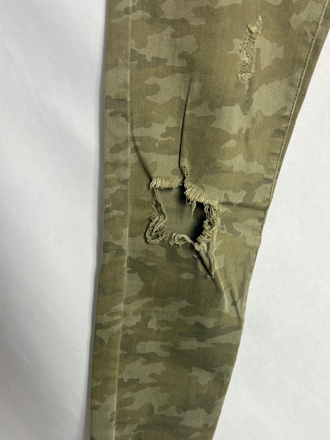 ZARA. Pantalón pitillo camuflaje. T 34