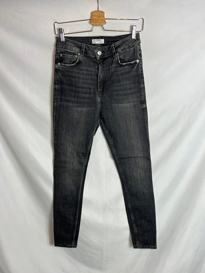 ZARA. Denim pitillo gris oscuro. T 40