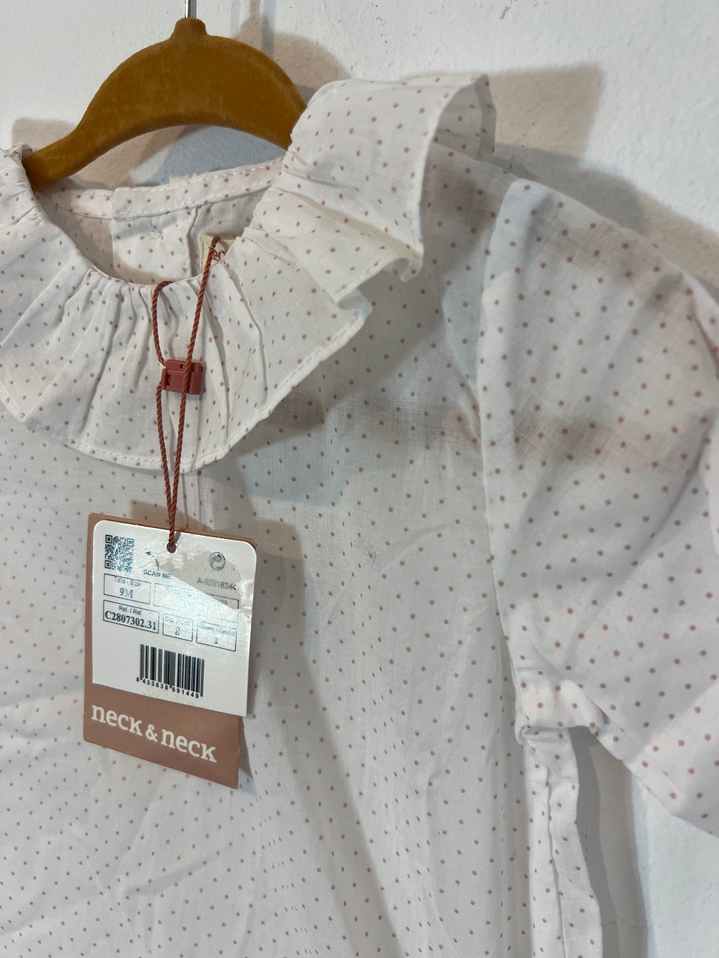 NECK&NECK. Blusa blanca lunares rosas. T 9 meses