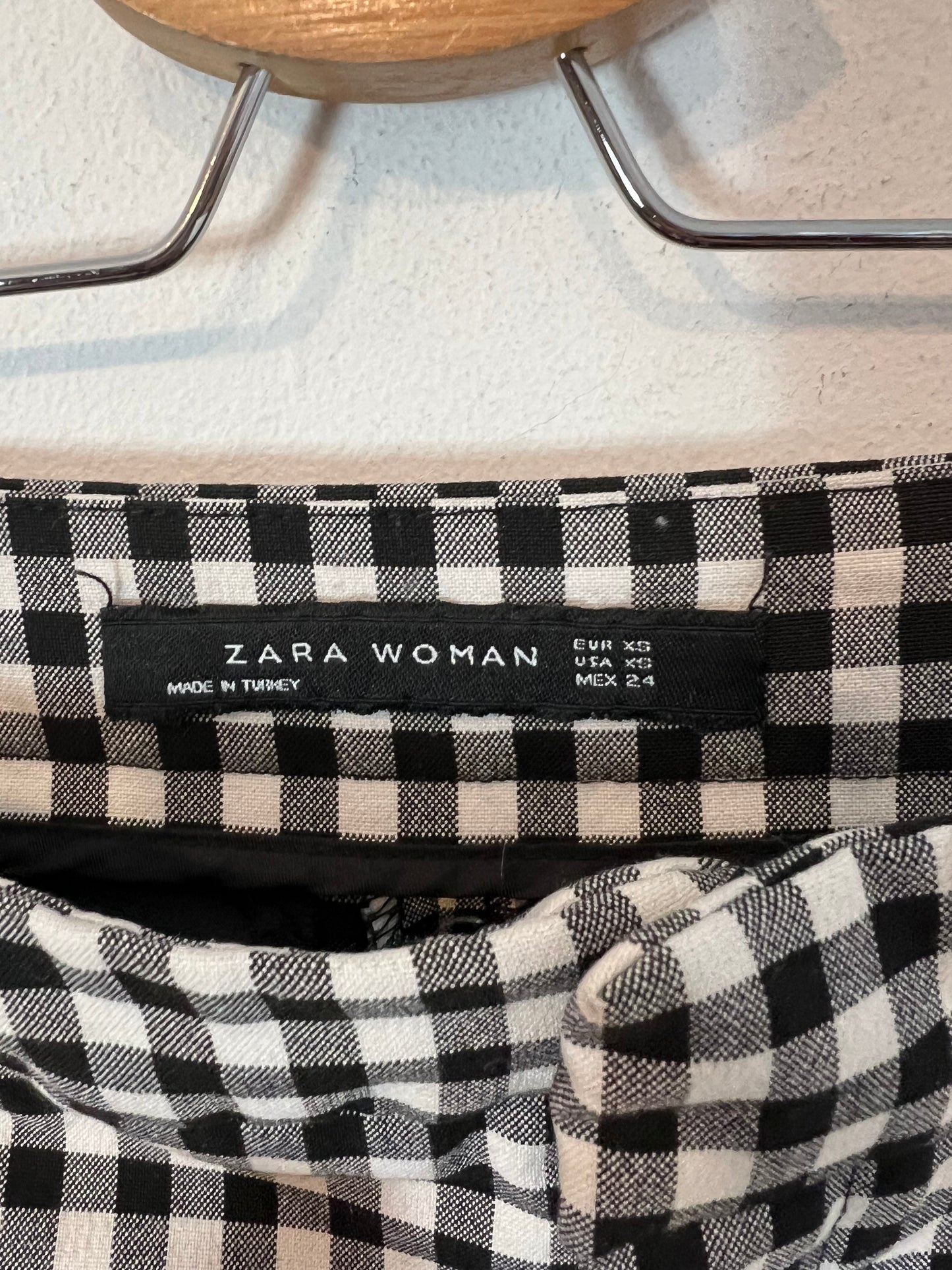 ZARA. Pantalón cuadros vichy volante. T XS