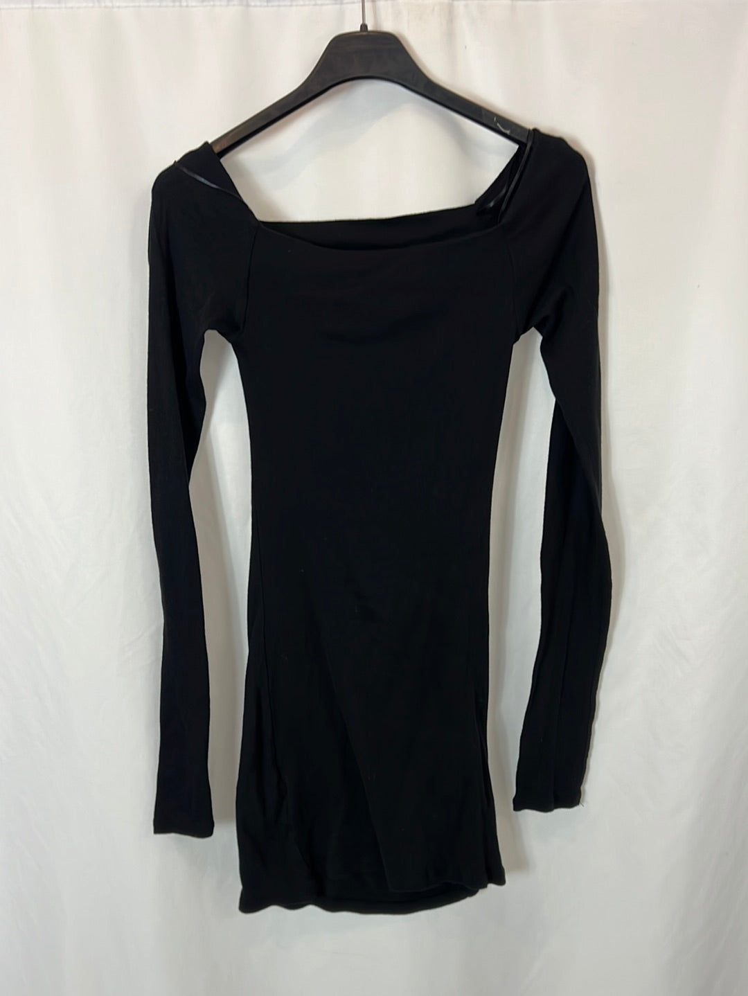 ZARA. Vestido negro entallado hombros.T M