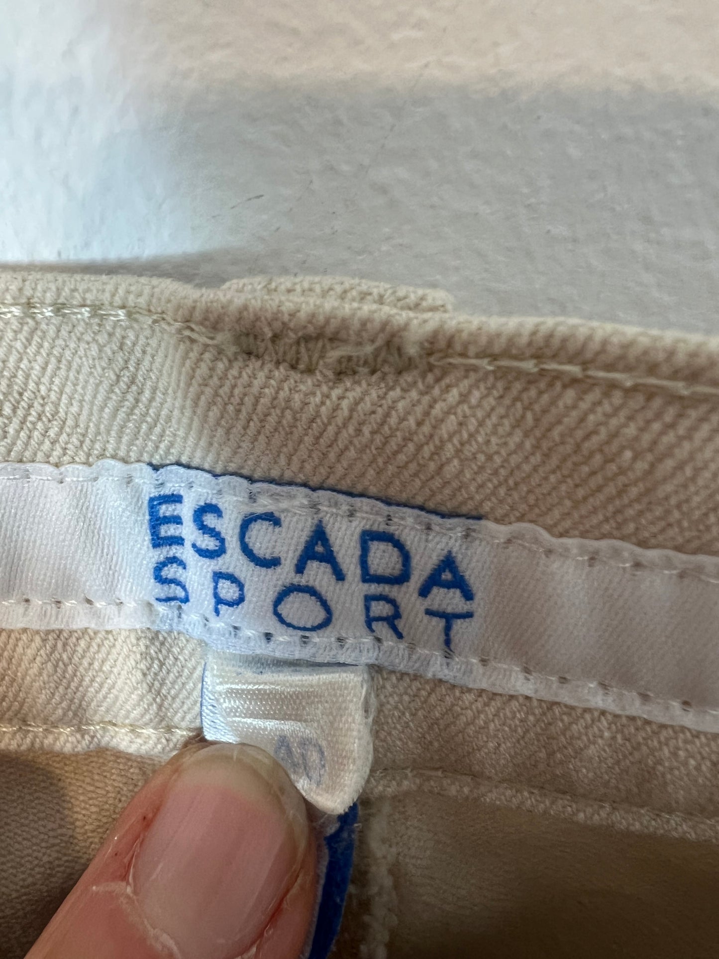 ESCADA SPORT. Pantalón recto beige. T 40