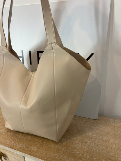 ZARA. Bolso shopper efecto piel beige