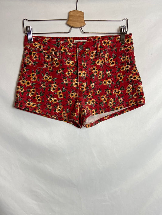 FOREVER21. Shorts rojo girasoles T.36