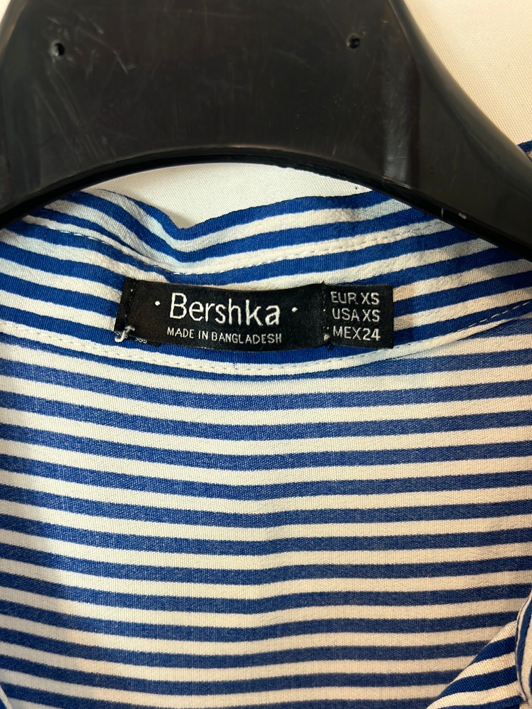 BERSHKA. Camisa rayas detalle manga. T XS