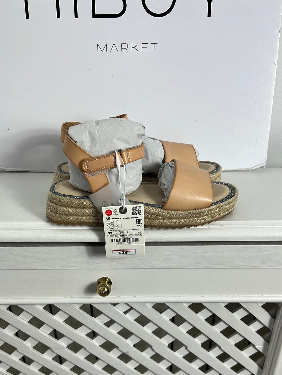 ZARA. Sandalia beige esparto T.33