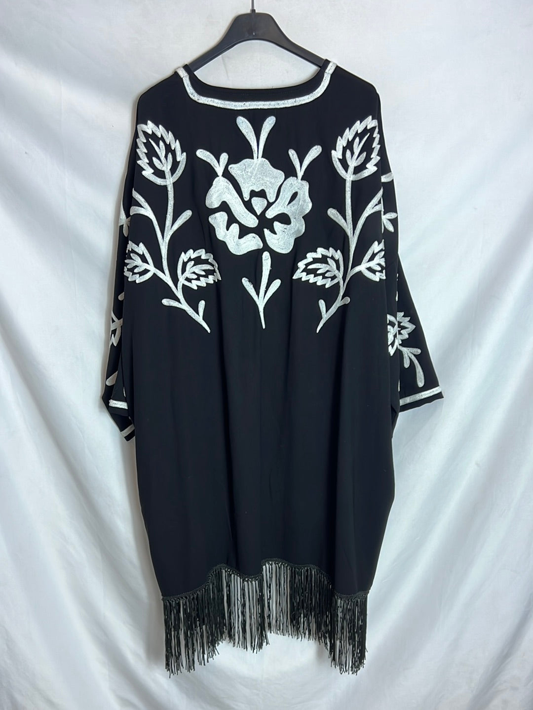 SFERA. Kimono negro bordados en blanco. TM