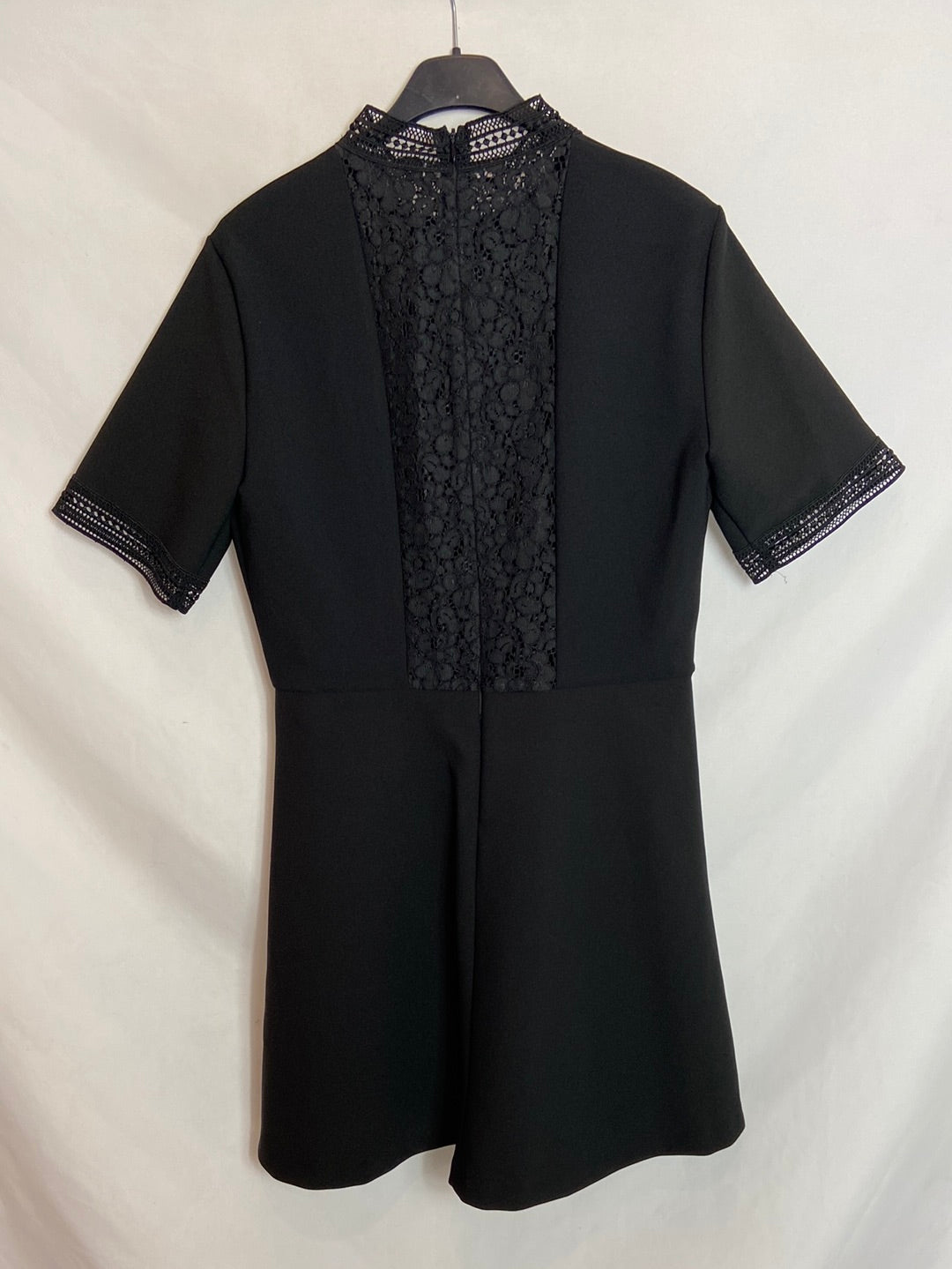 ZARA. Vestido negro detalle encaje T.M