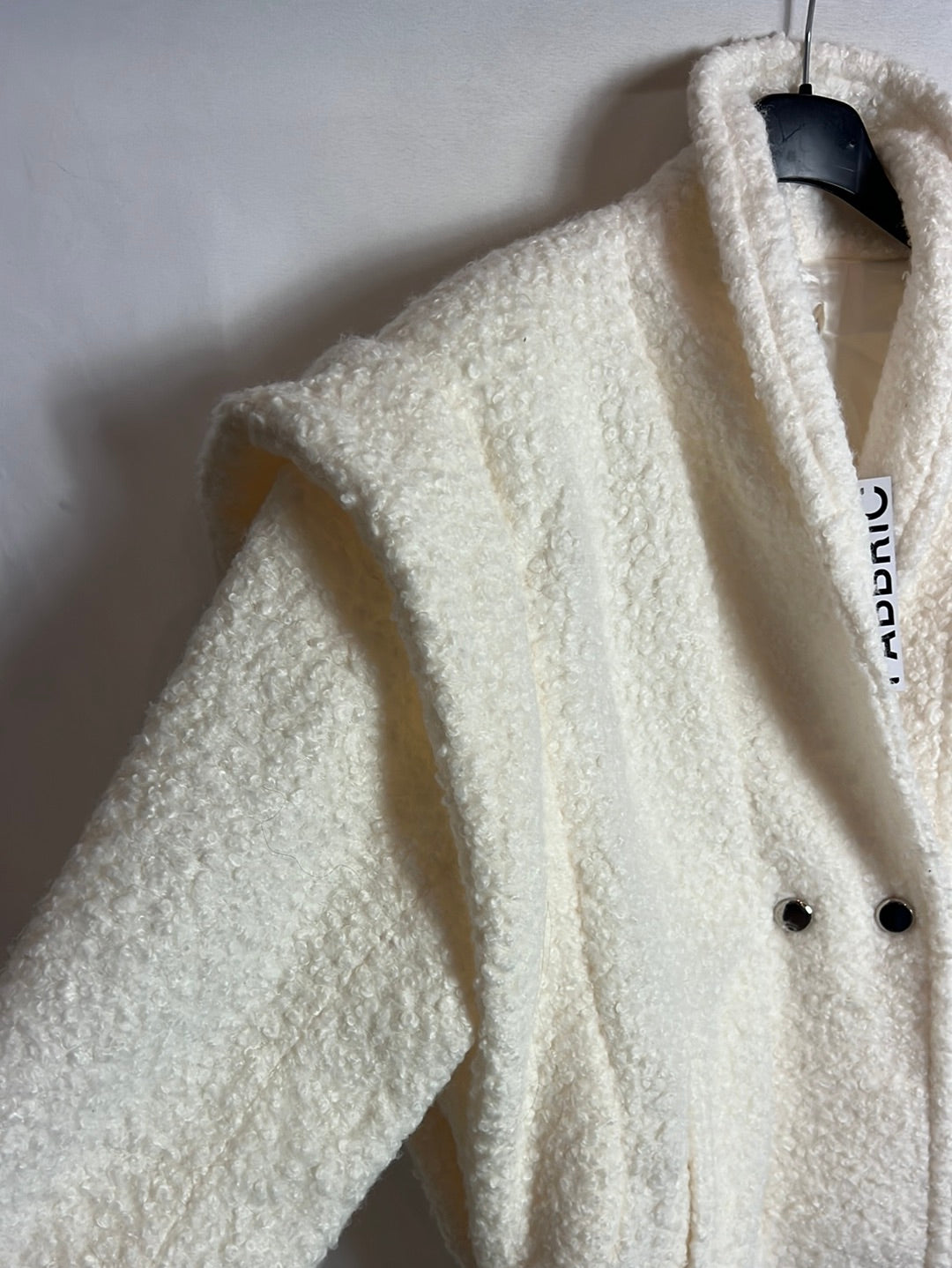 FABBRIC. Chaqueta blanca textura detalle hombros. T XS/S