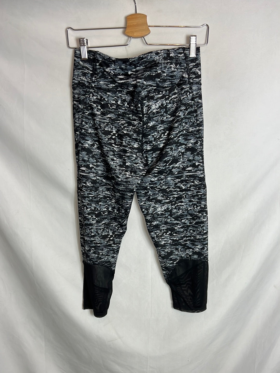 BERHSKA. Mallas deporte cropped estampada. TM