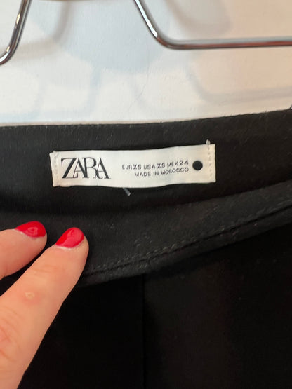 ZARA. Falda midi punto vuelo. T XS