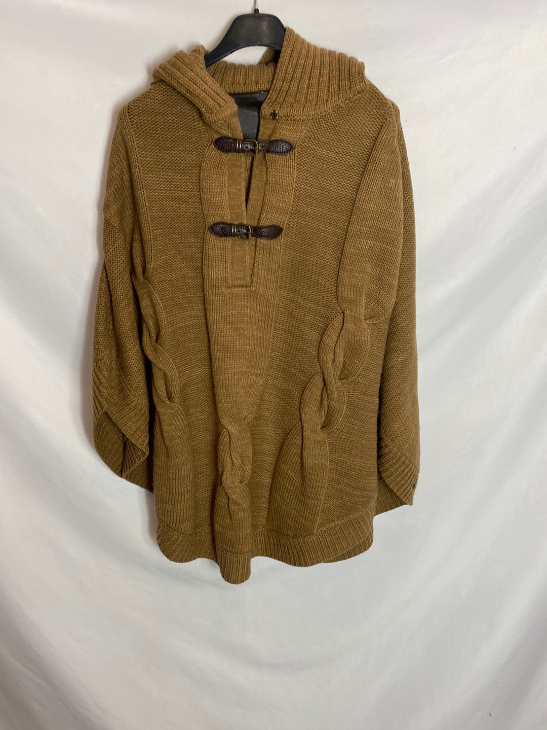 EASY WEAR. Poncho camel cuello vuelto. T.42