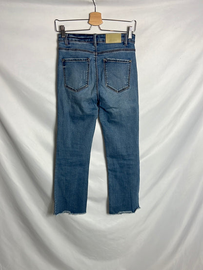 STRADIVARIUS. Pantalón denim cropped T.36