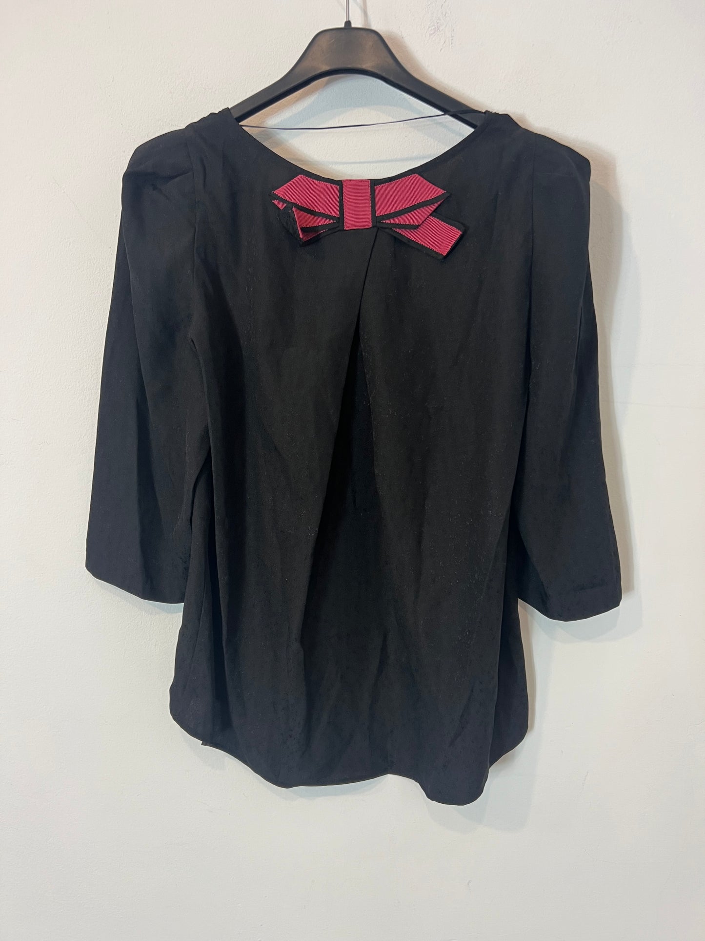 YERA. Blusa negra detalle lazo. T 38