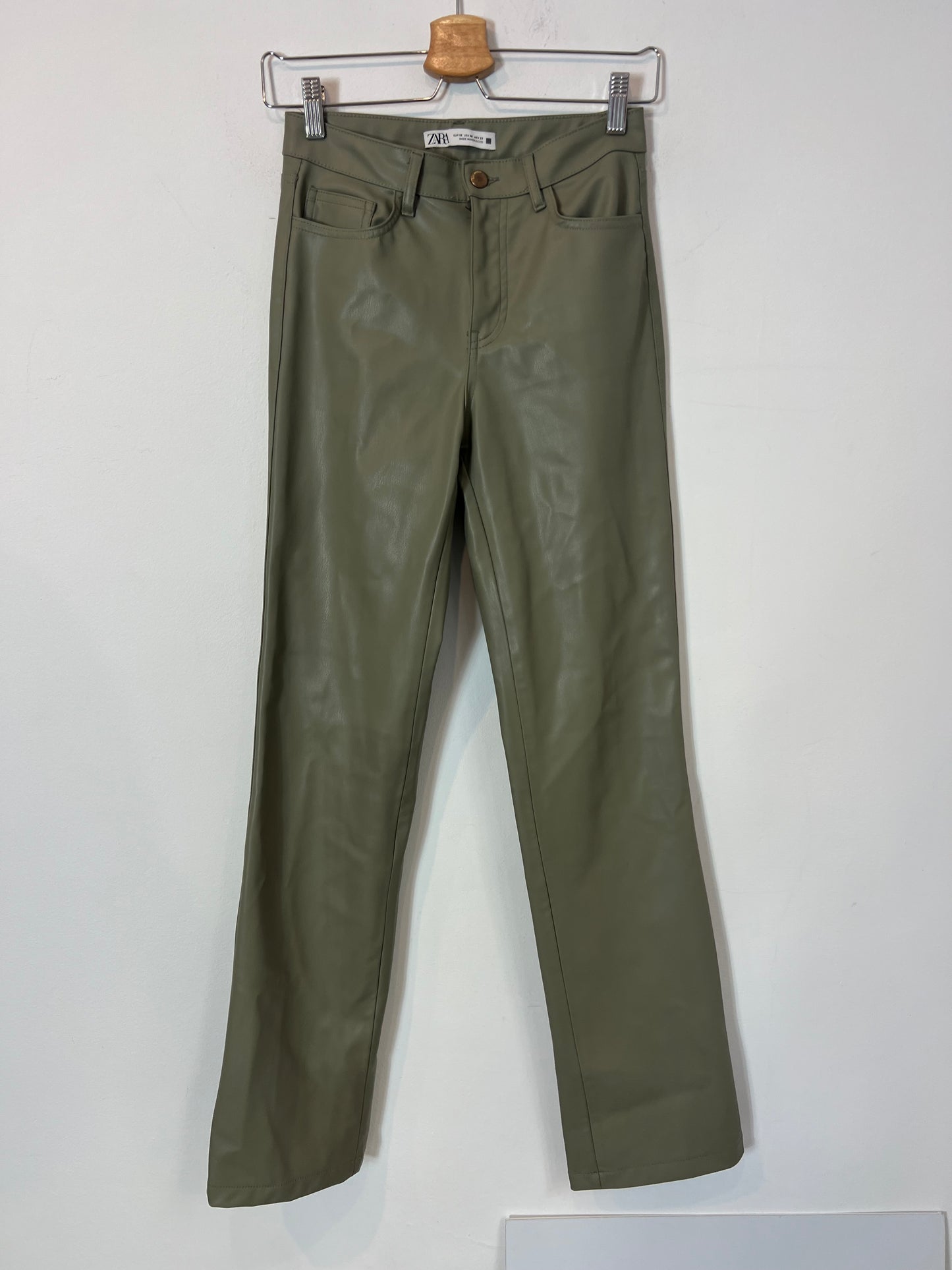 ZARA. Pantalón efecto piel verde T.32