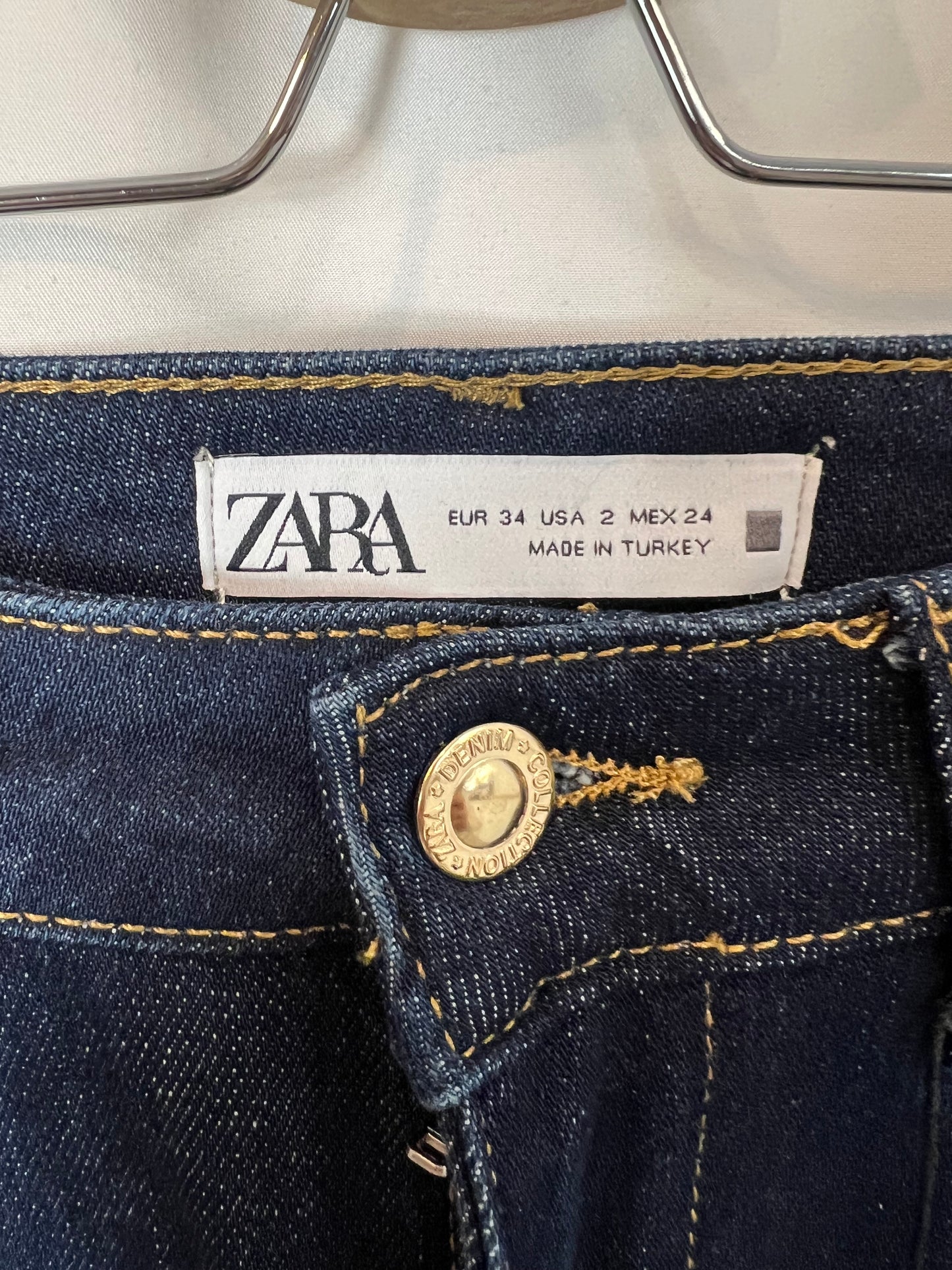 ZARA. Denim oscuro recto. T 34