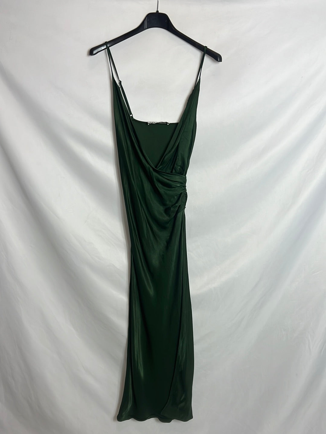 ZARA. Vestido midi verde satinado. T XS