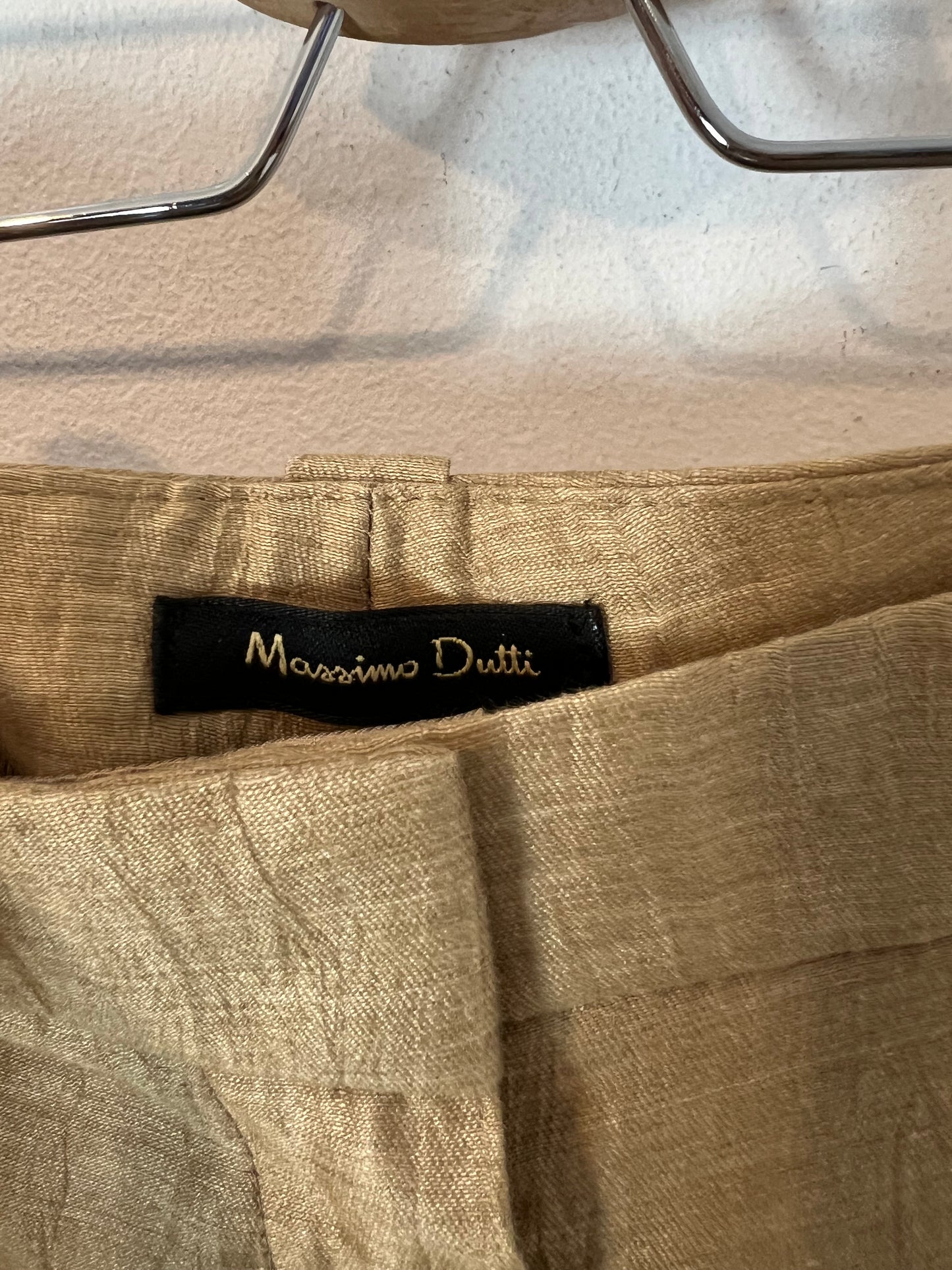 MASSIMO DUTTI. Pantalón fluido dorado T.34