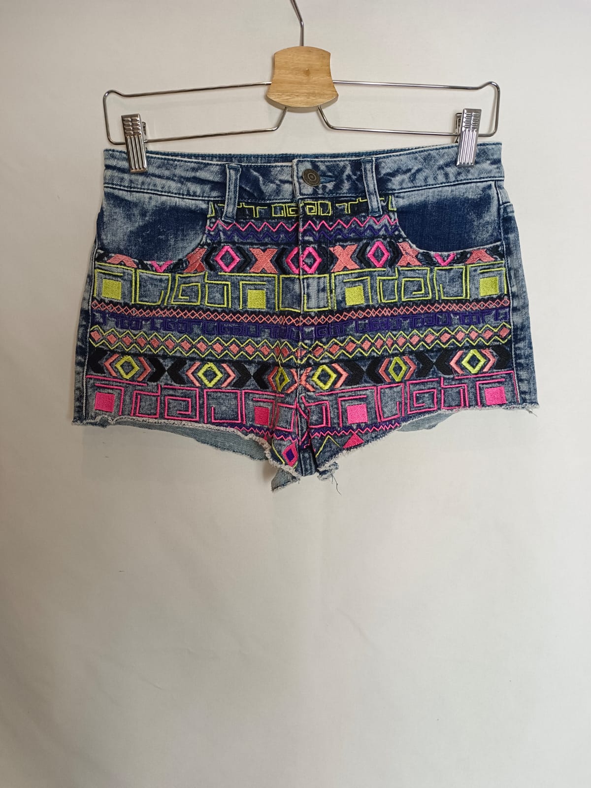 TOPSHOP. Pantalón corto bordado T.38