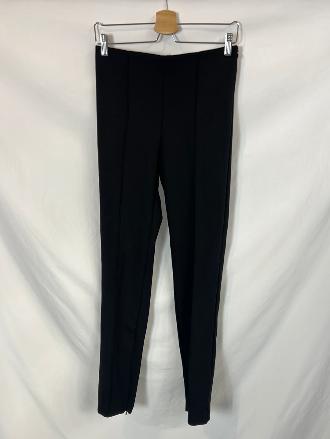 ZARA. Pantalón negro recto pinzas. T S