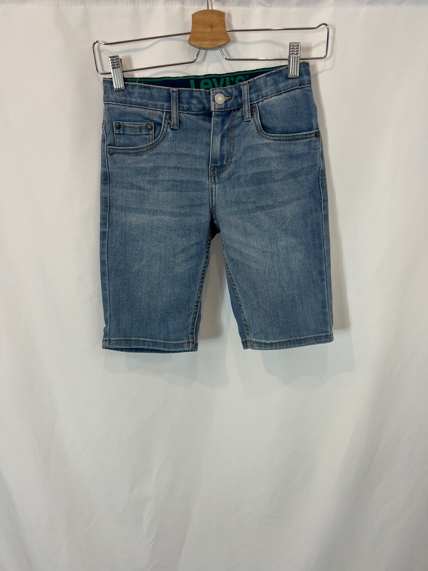 LEVI´S. Bermuda denim semi elástica. T 10 años