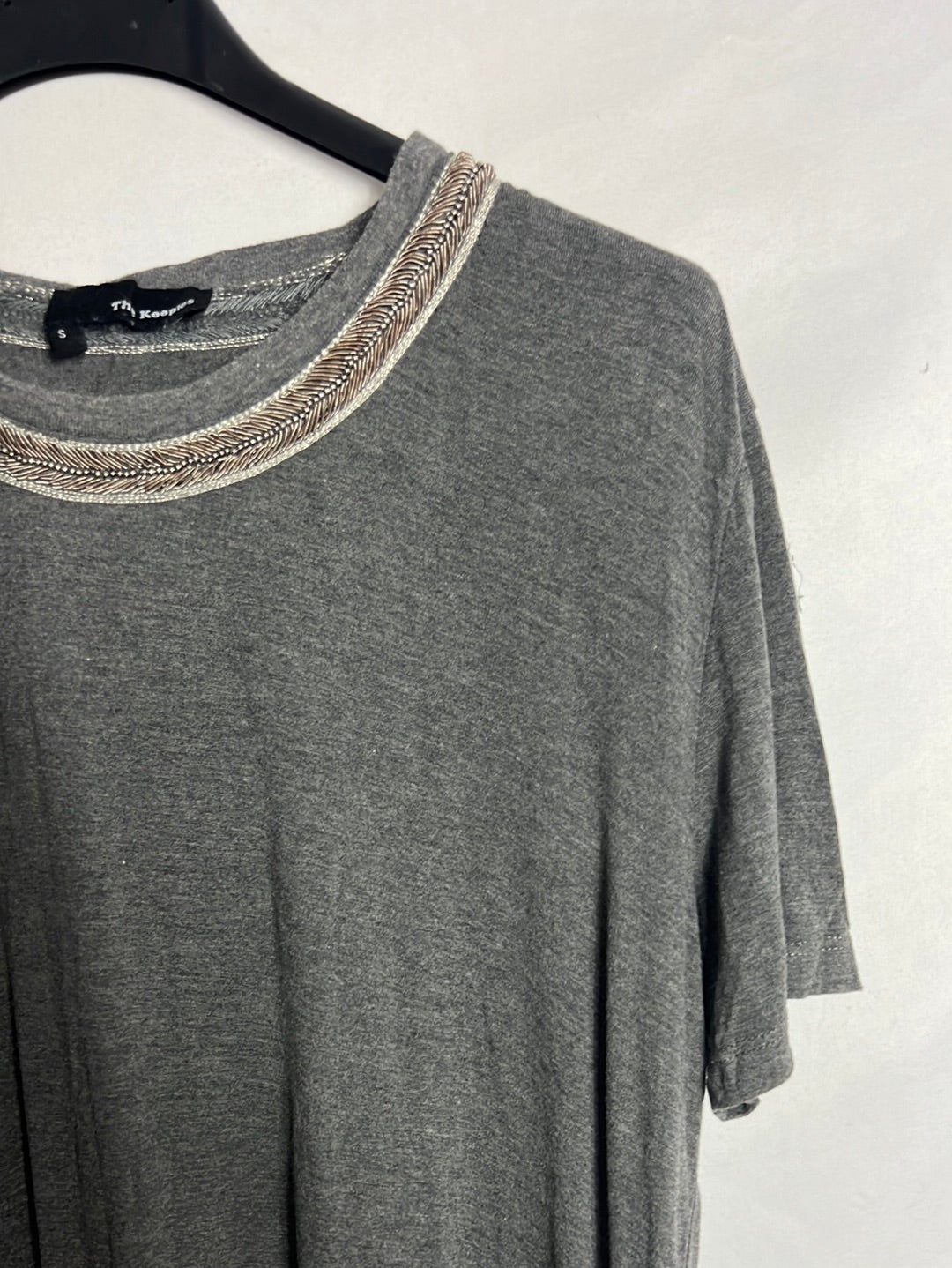 THE KOOPLES. Camiseta fluida gris detalle cuello. TS