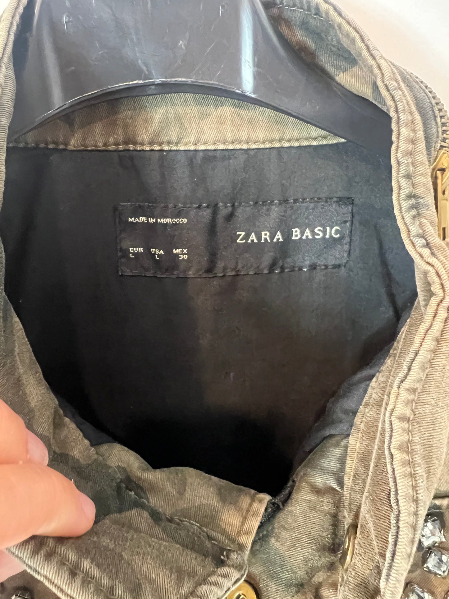 ZARA. Cazadora asimétrica estampado militar. T L