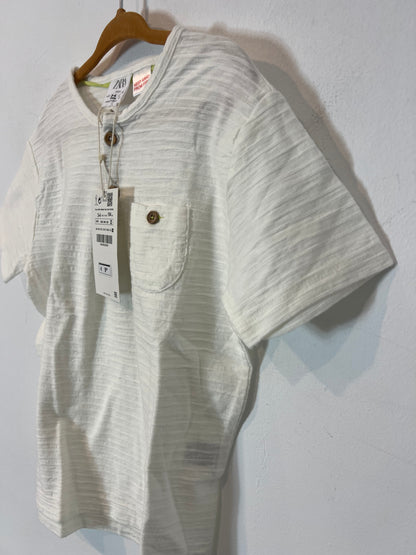 ZARA. Camiseta blanca textura. T 3-4 años