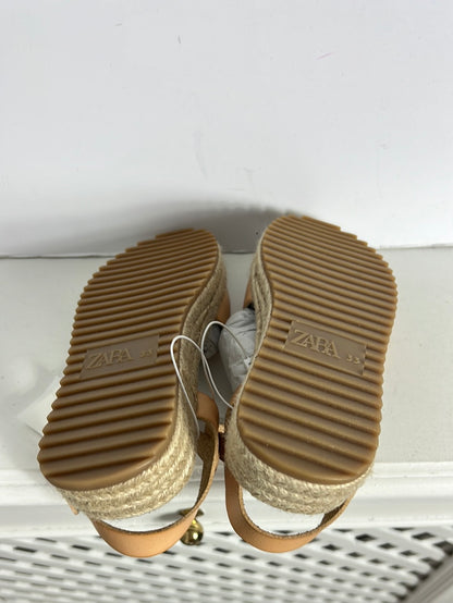 ZARA. Sandalia beige esparto T.33