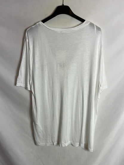 ZARA. Camiseta blanca cuello pico slogan. TL