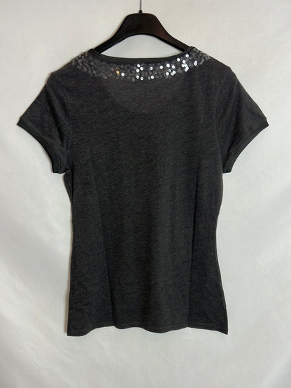 BANANA REPUBLIC. Camiseta gris detalle lentejuela. T XS