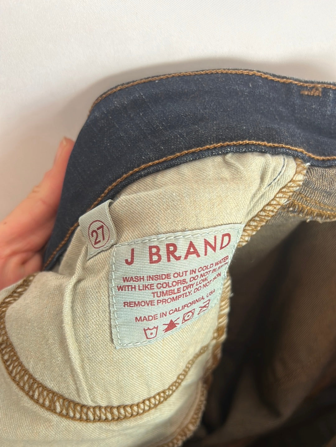 J BRAND. Denim oscuro efecto desgastado acampando. T 27 (38)