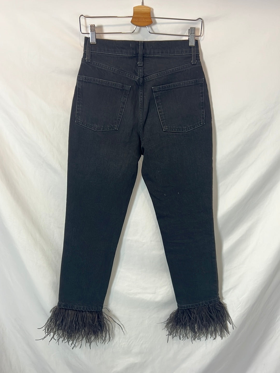 ZARA. Pantalón denim plumas T.36