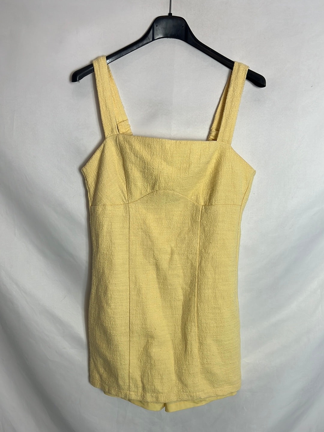 BERSHKA. Vestido amarillo textura con pantalón corto. T M