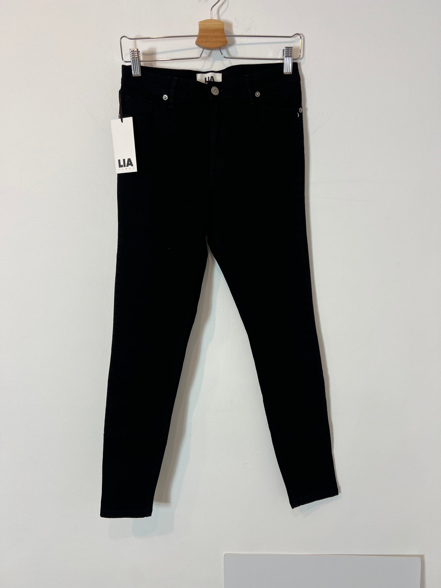 LIA JEANS. Denim negro skinny. T 40