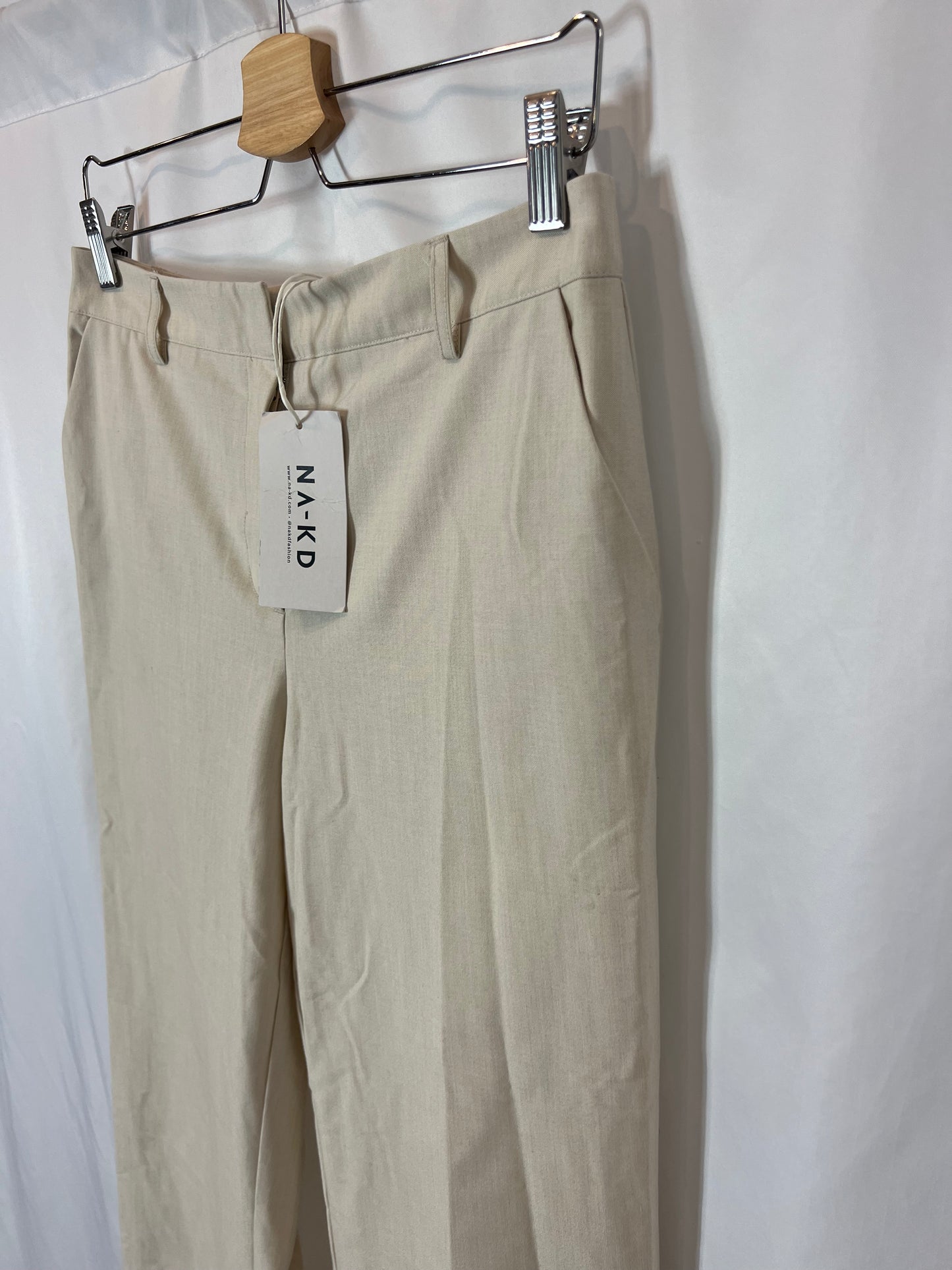 NA-KD. Pantalón beige ancho fluido T.36