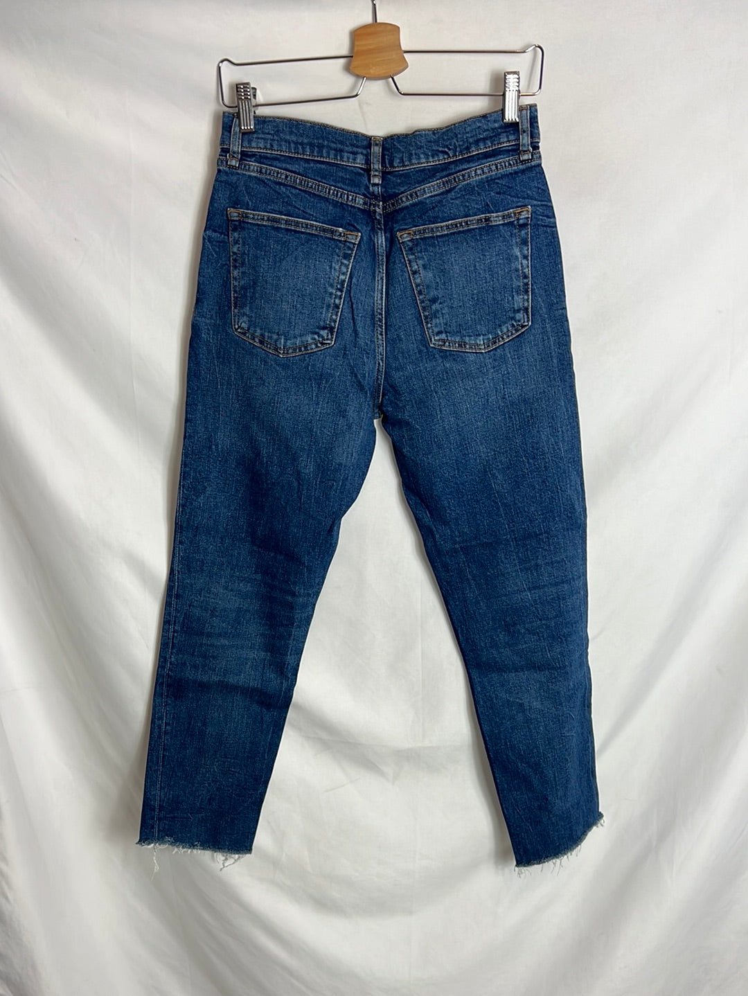 OTRAS. Denim estilo mom  fit flecos. T 38