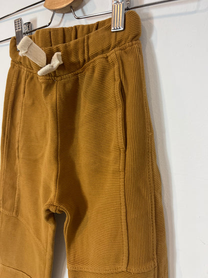 ZARA. Pantalón camel textura. T 4-5 años